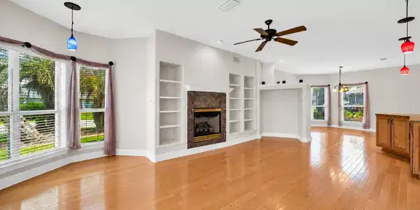 Image 3: Living Room