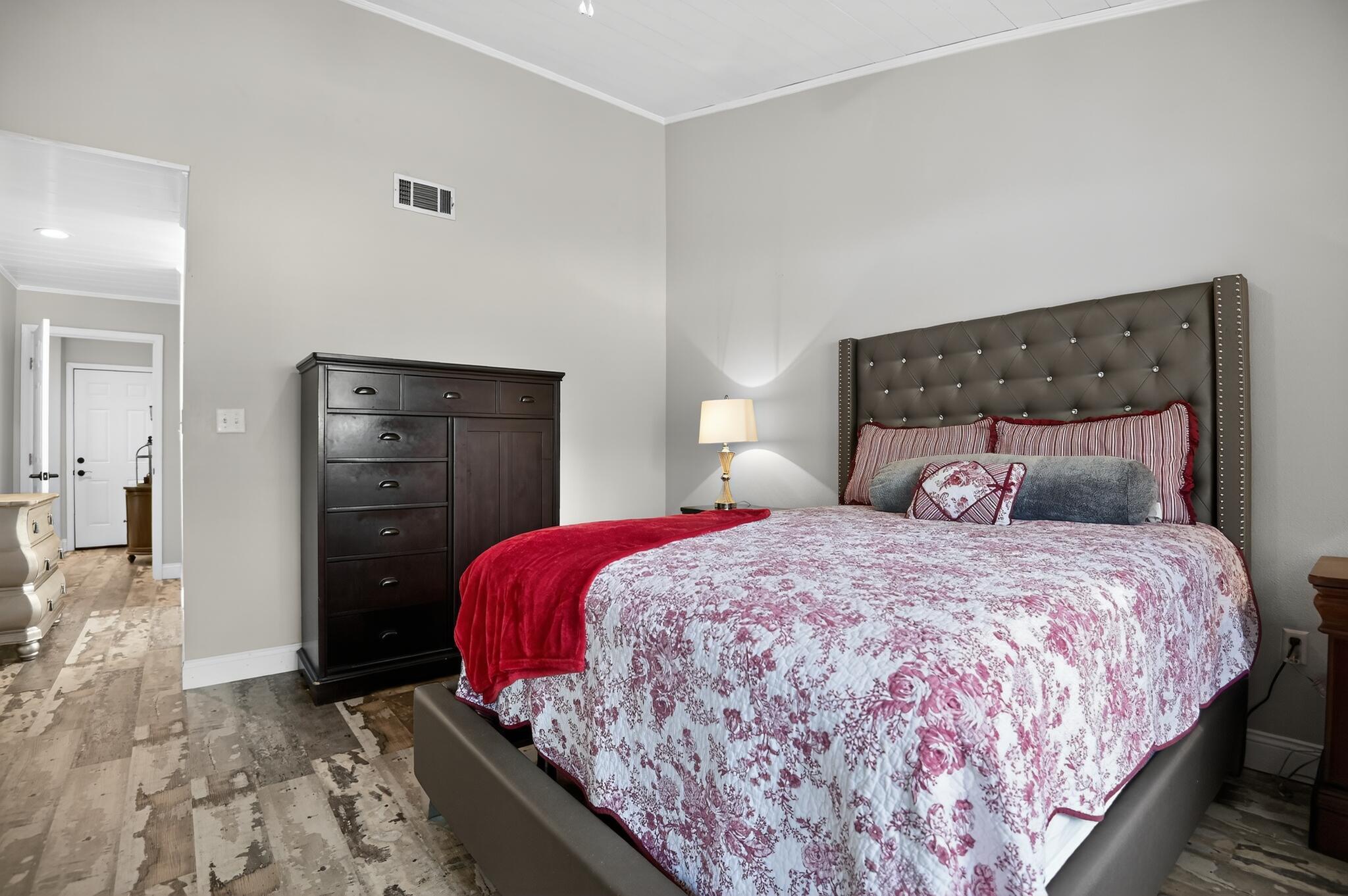 Image 2: 13_149_Gleneagles_Dr-Bedroom-5453