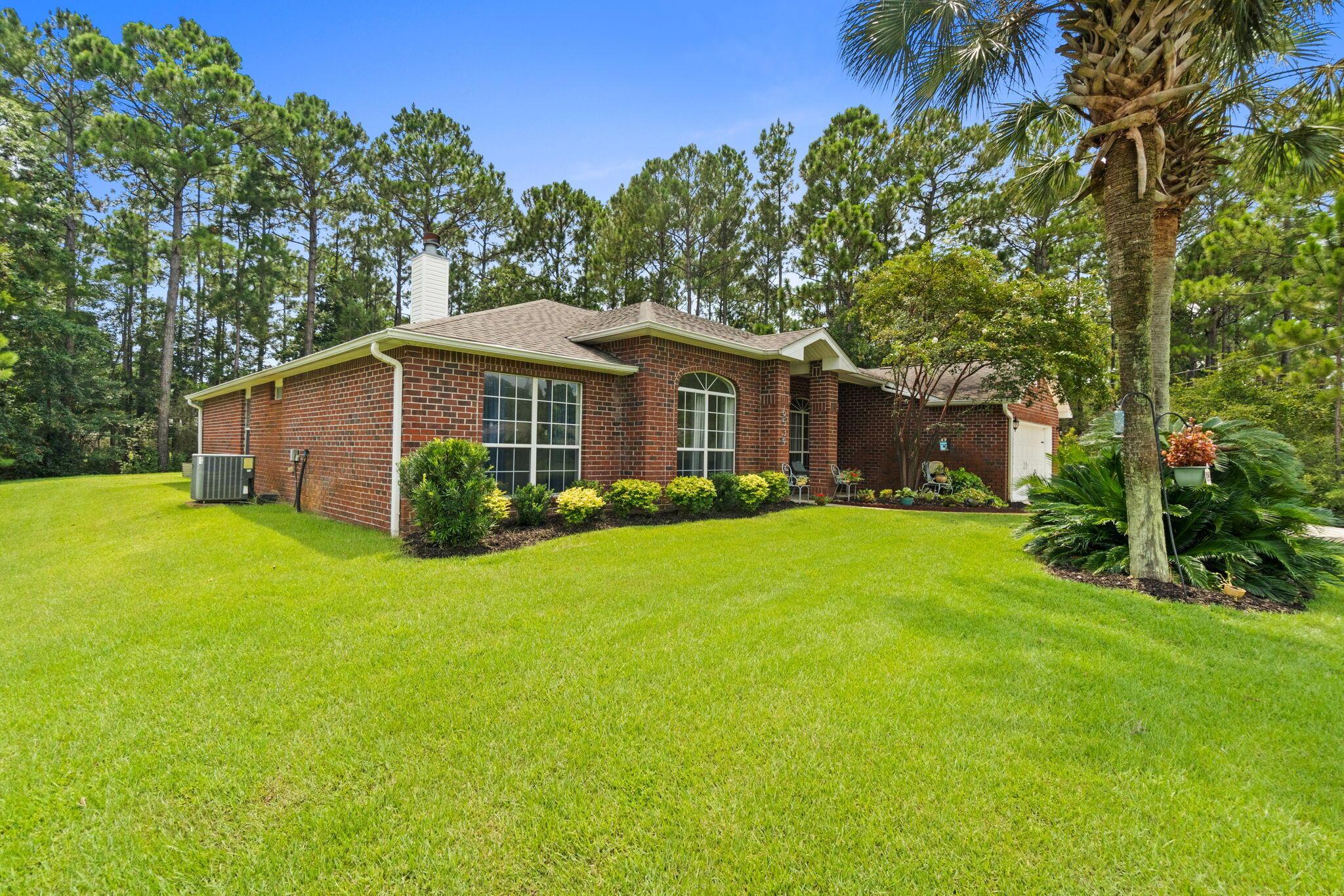 Image 2: BEAUTIFUL YARD