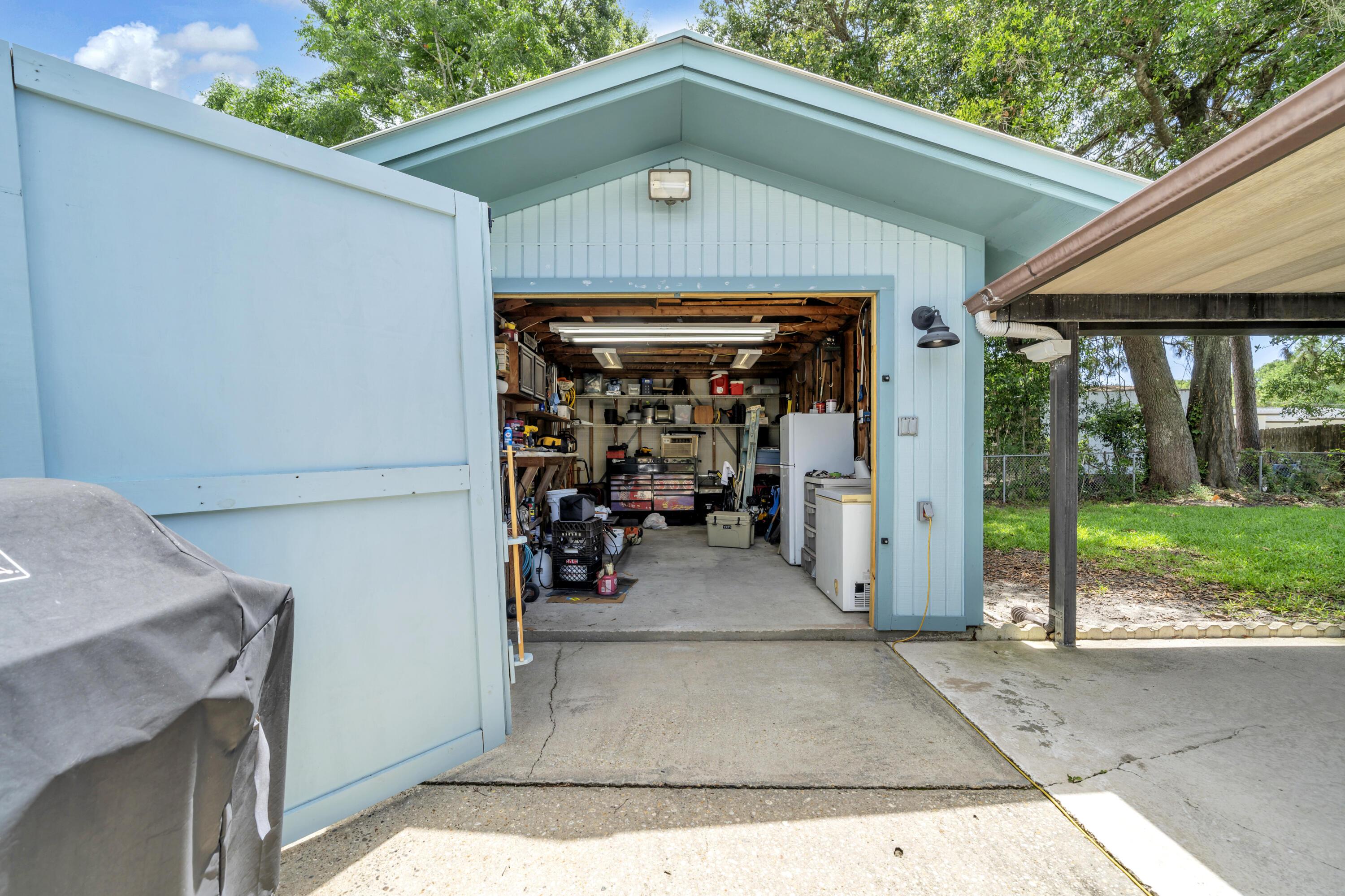 Image 2: workshop door total opens