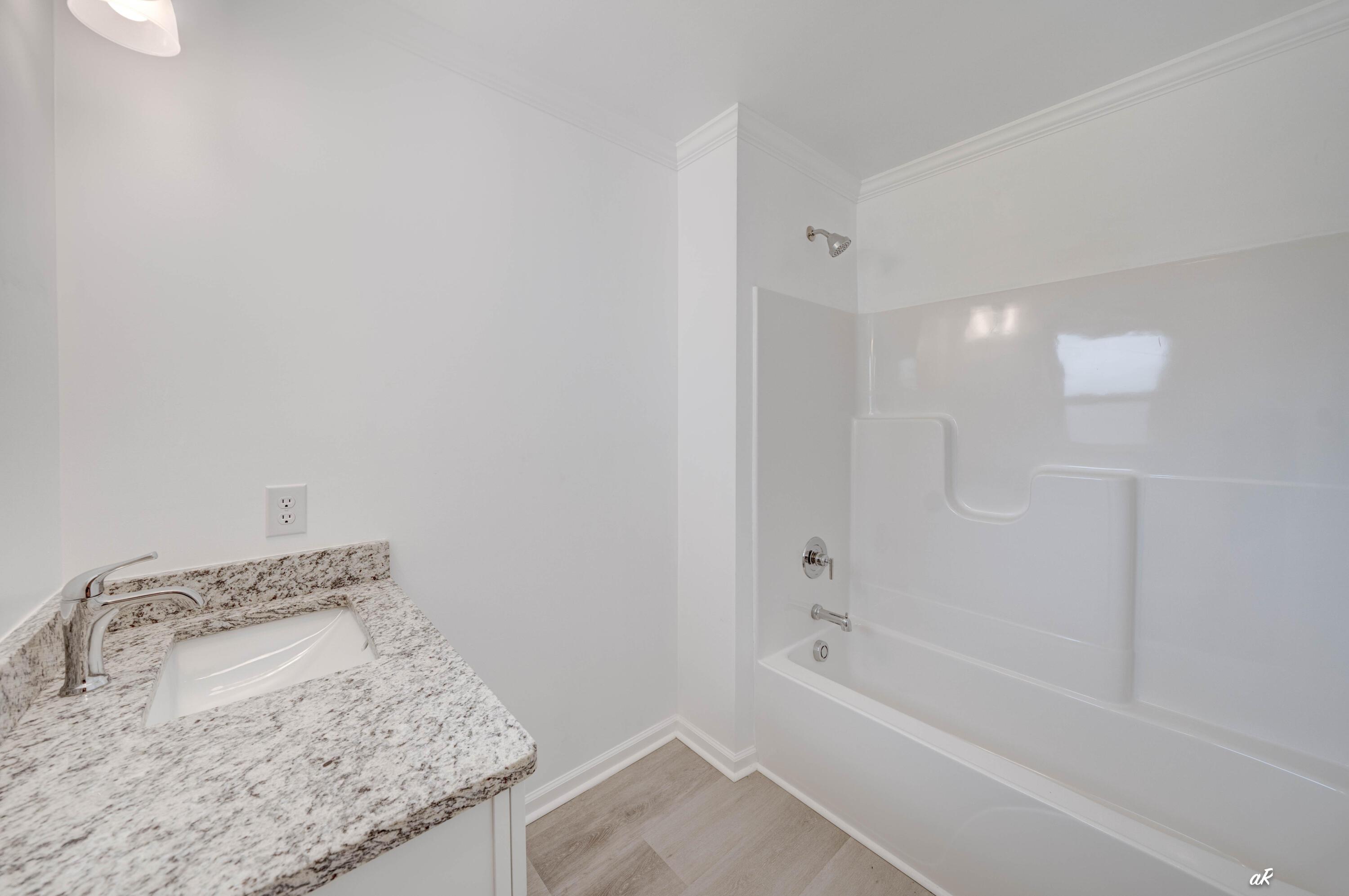 Image 4: 1st Floor Bathroom b