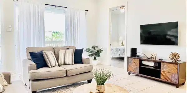 Image 3: Living Room