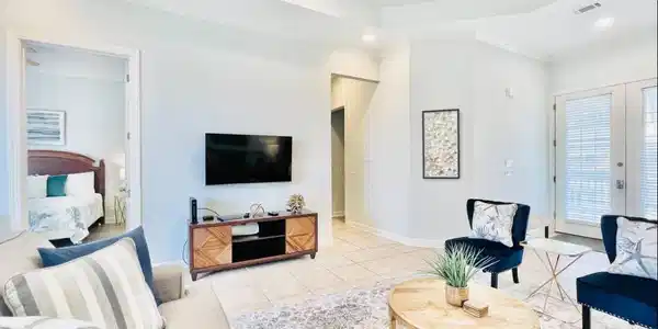 Image 4: Living Room