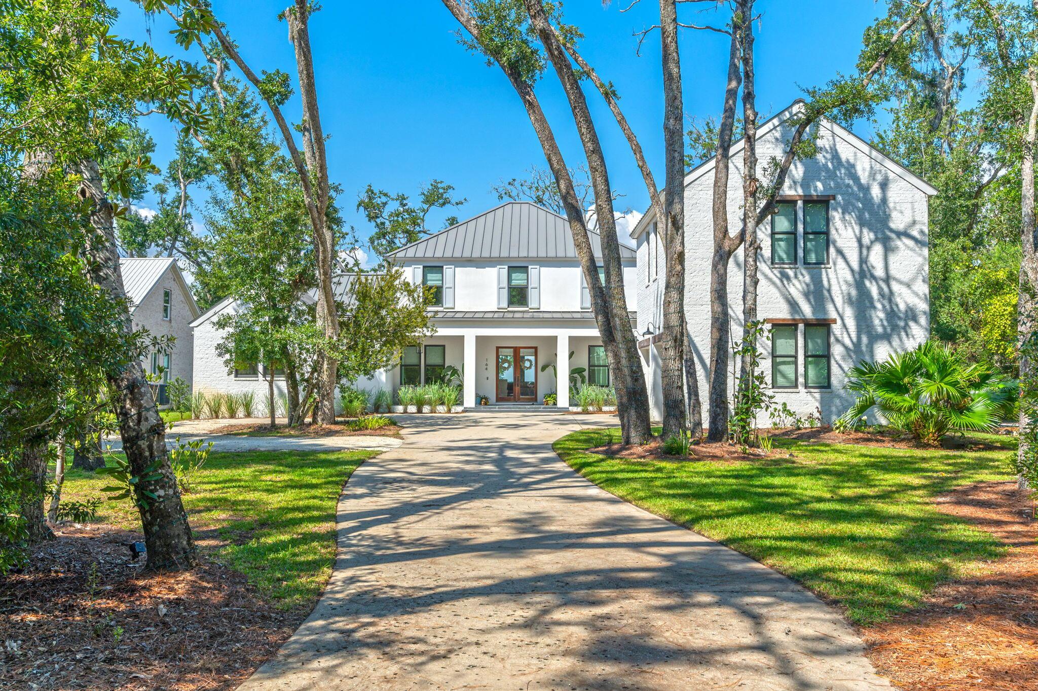 Image 1: Luxury Bayfront Home