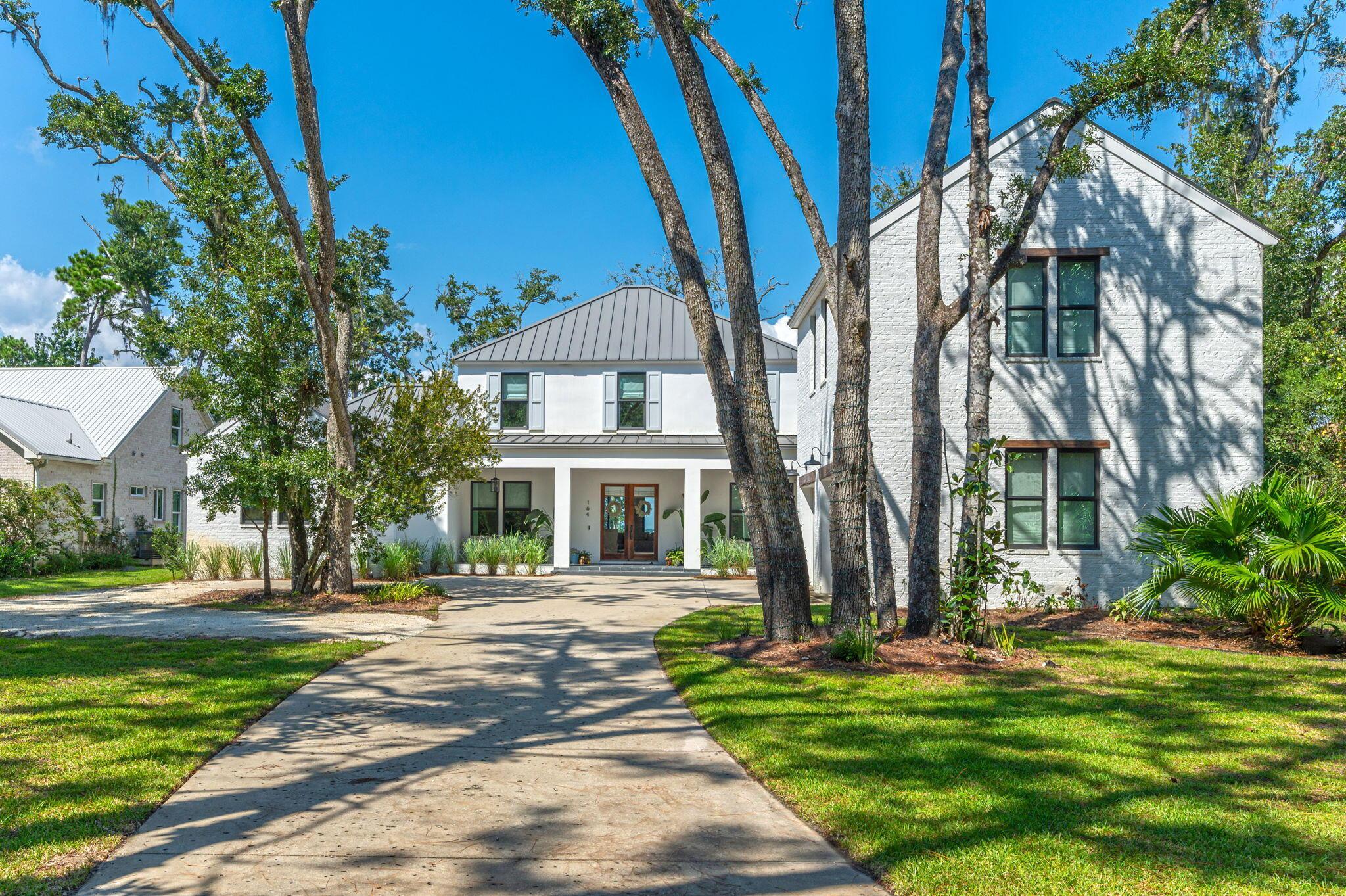 Image 2: Bayfront on .72 Acres