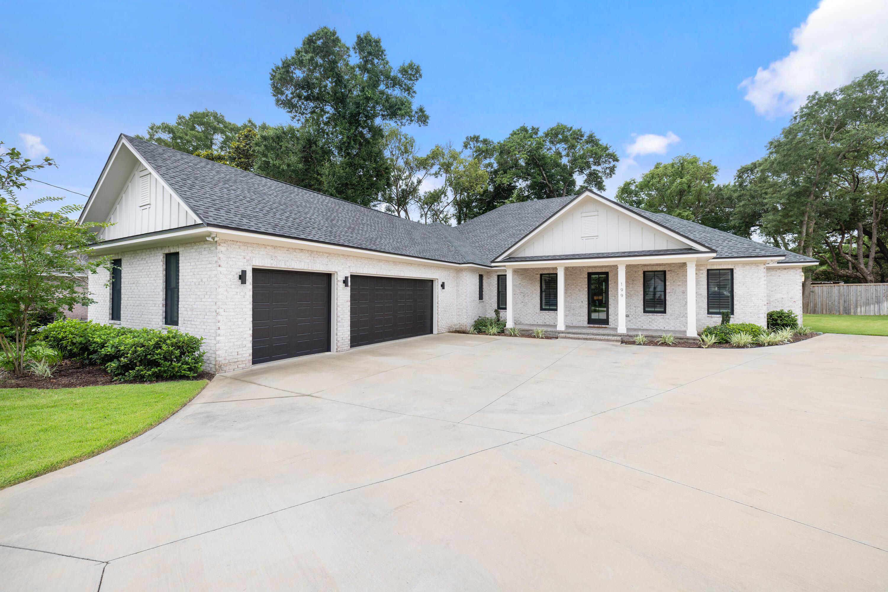 Image 2: 199EdgeAve-Valparaiso-FL-002