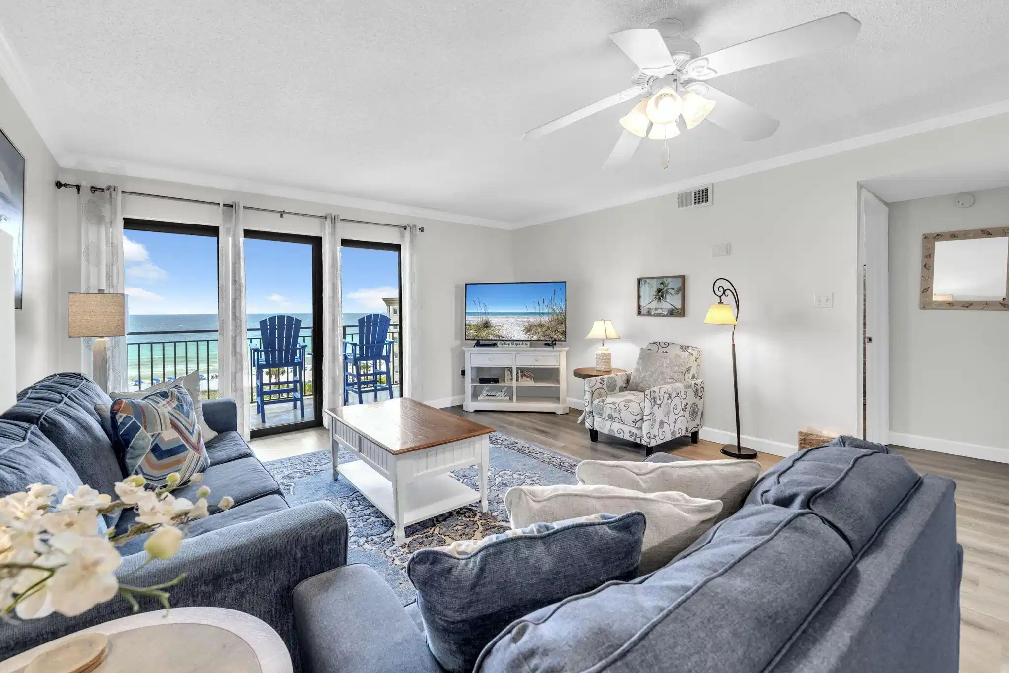 Image 1: 709 Emerald Isle Living area views!