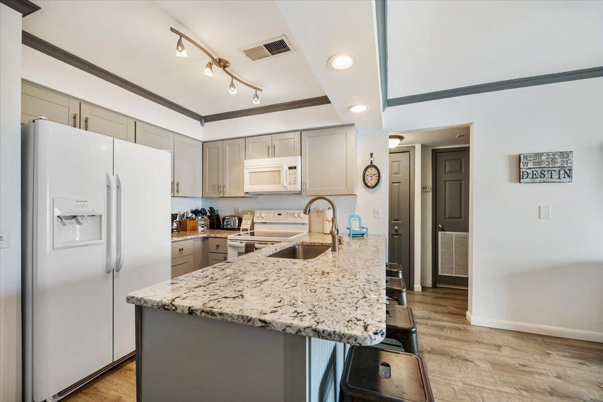 Image 4: kitchen