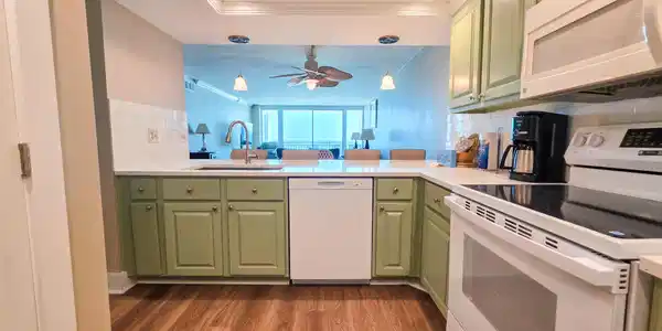 Image 4: Kitchen