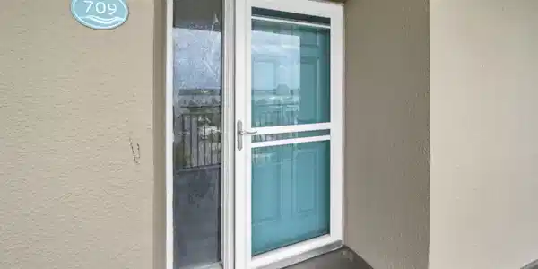 Image 3: 709 Emerald Isle Front door