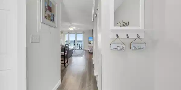 Image 4: 709 Emerald Isle Entry Hall