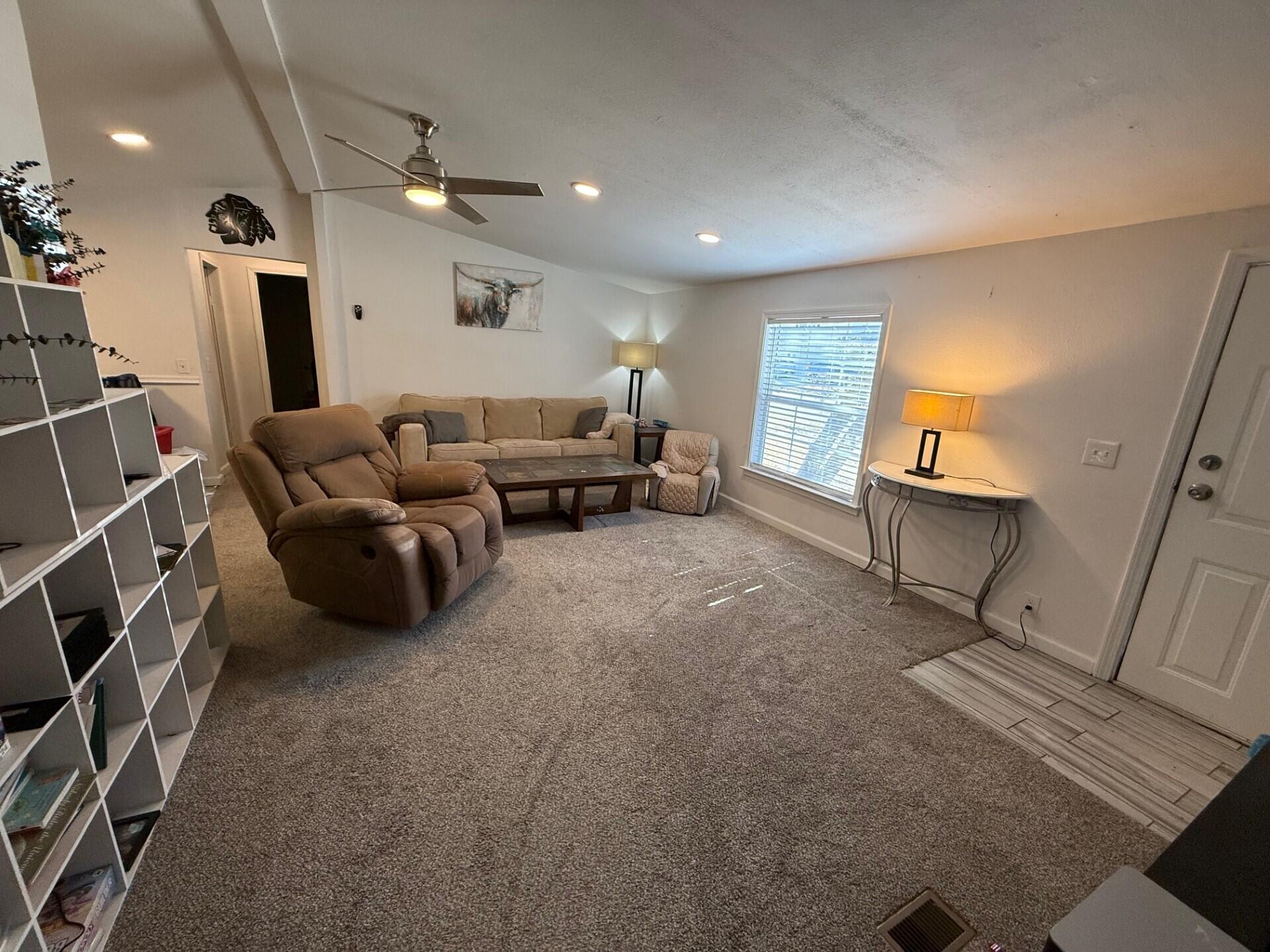 Image 3: Living