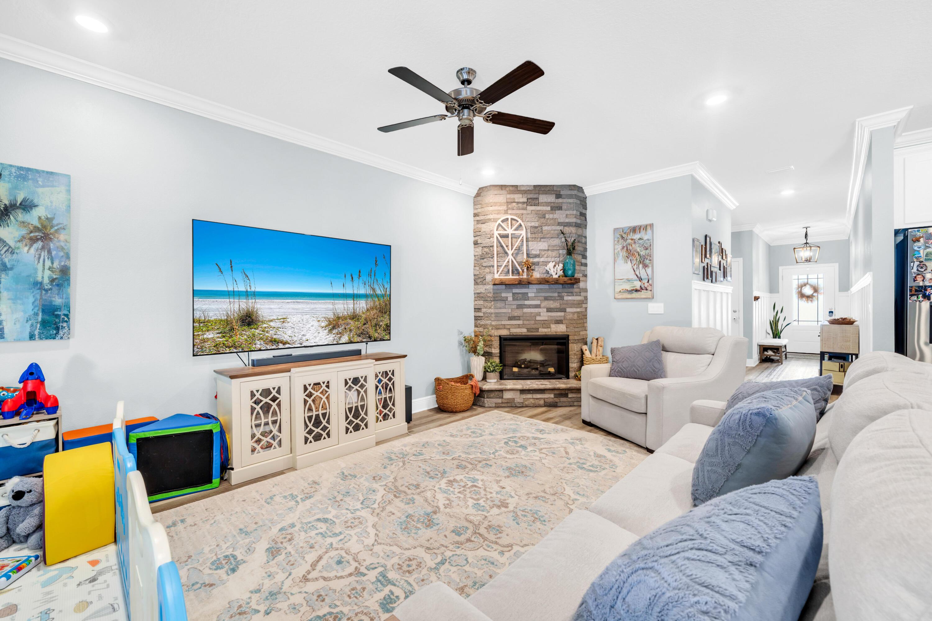 Image 4: Spacious living room