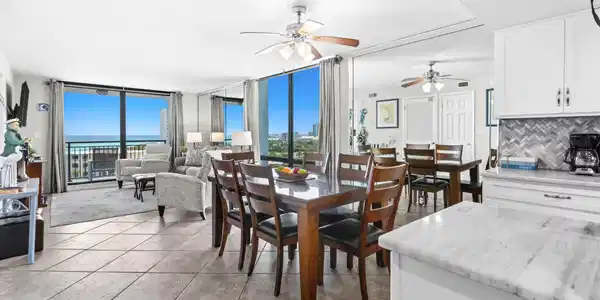 Image 3: Dining area