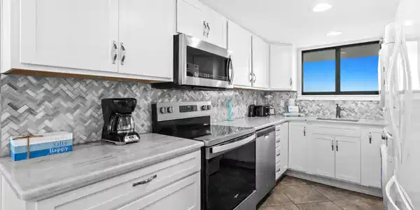 Image 4: Kitchen