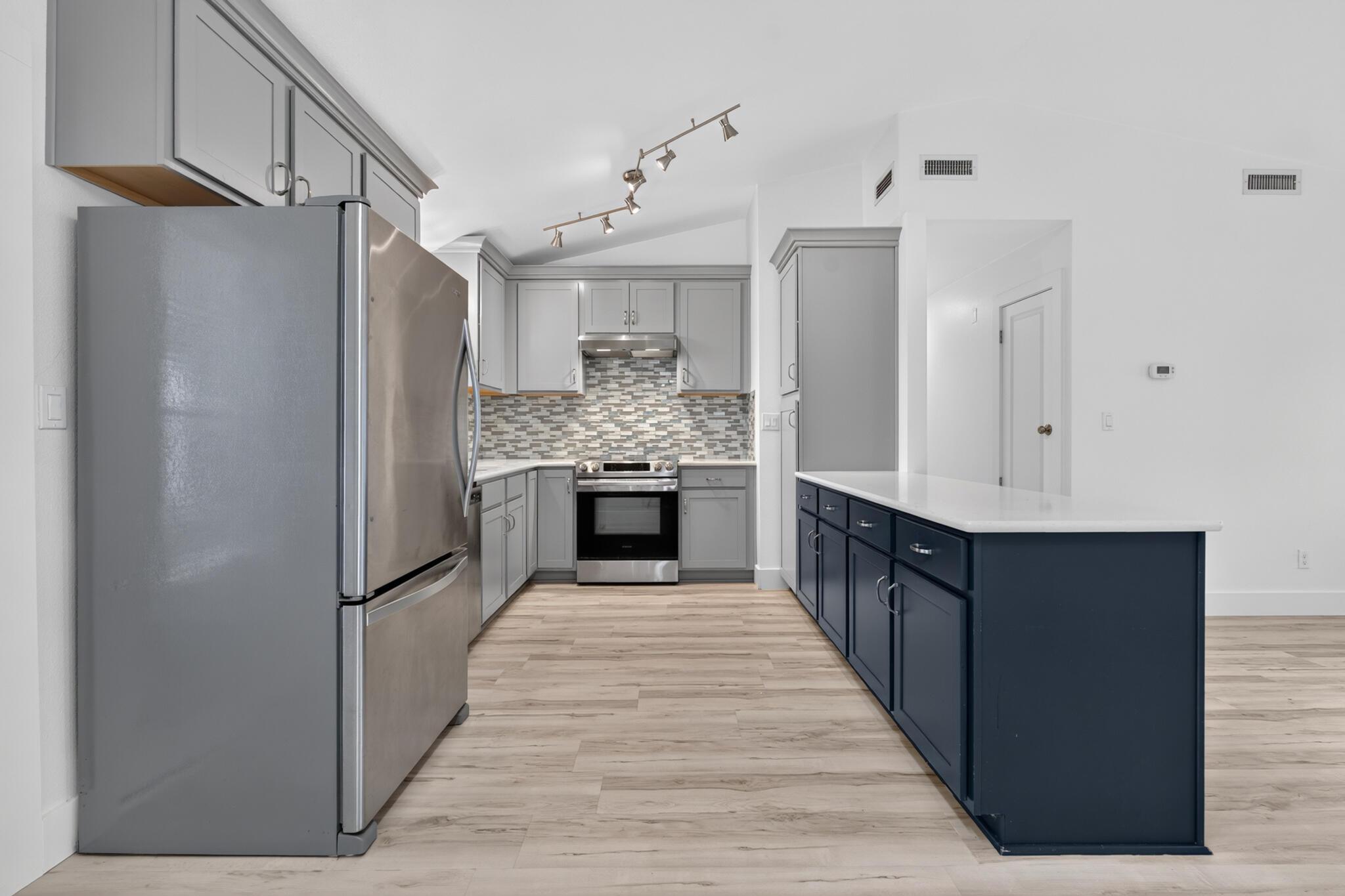 Image 3: kitchen