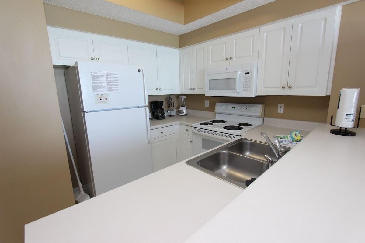 Image 4: 608 a kitchen