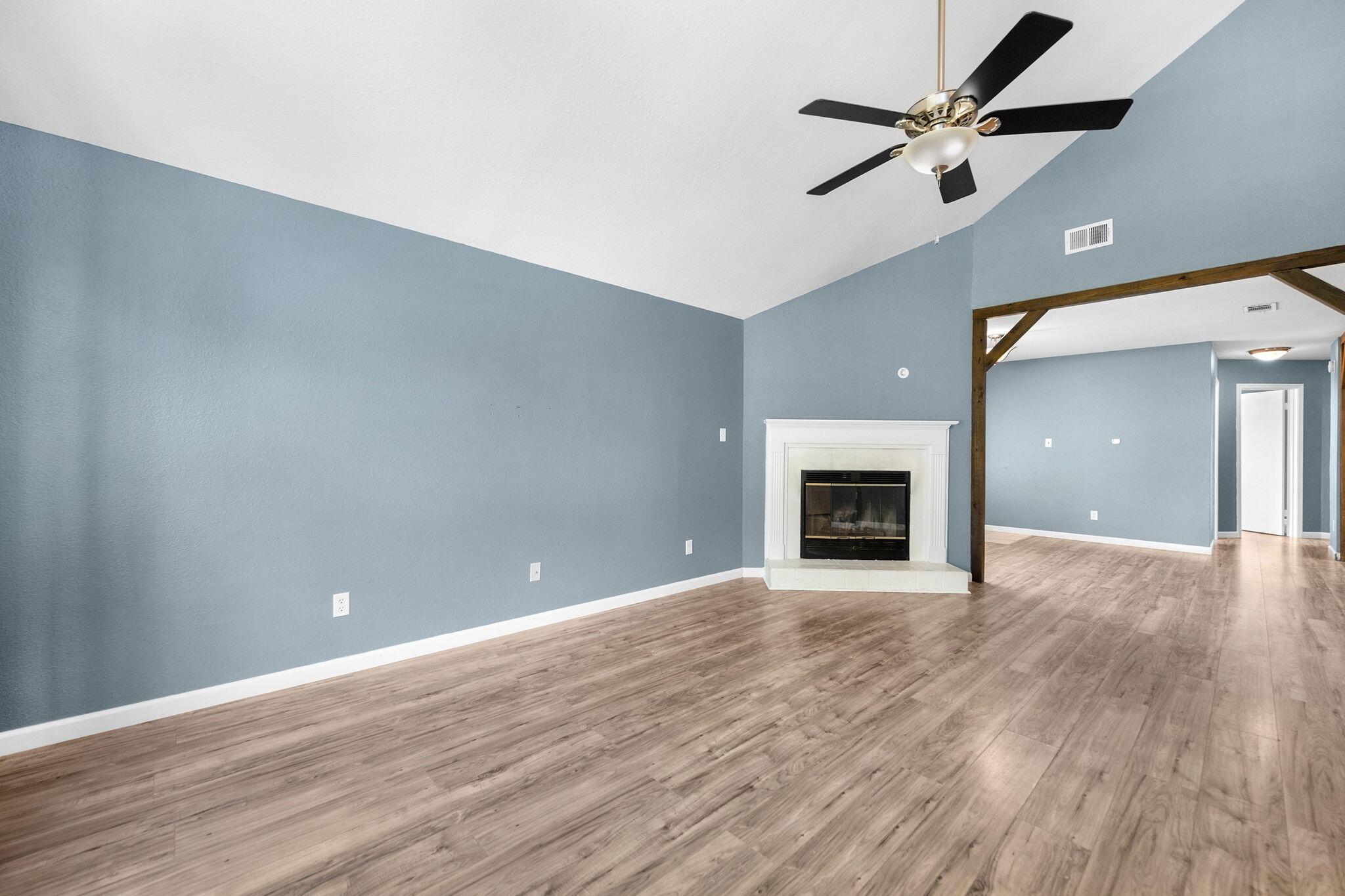 Image 4: Living Room