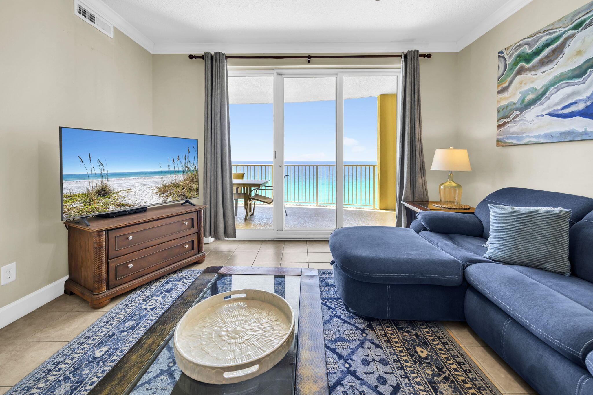 Image 3: Living Area View 5