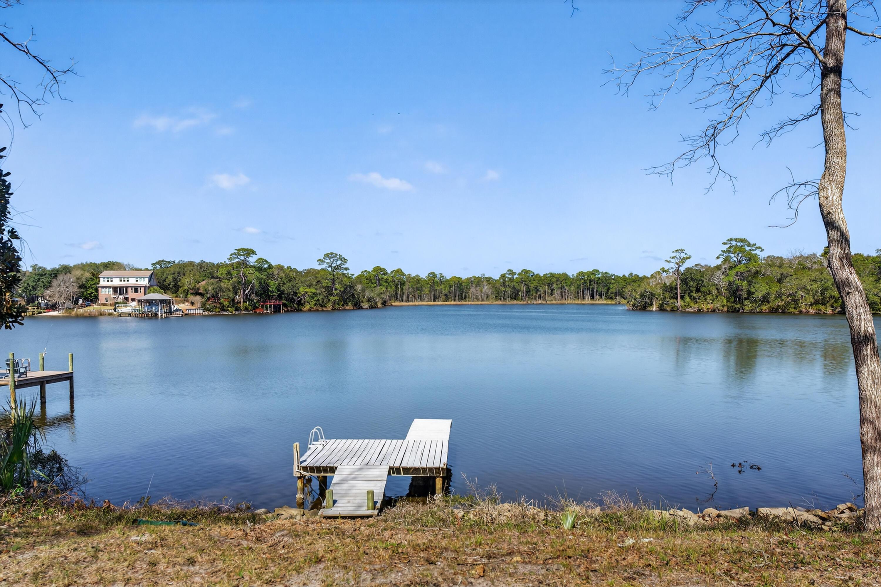 Image 2: 014_1013 lake dr -15