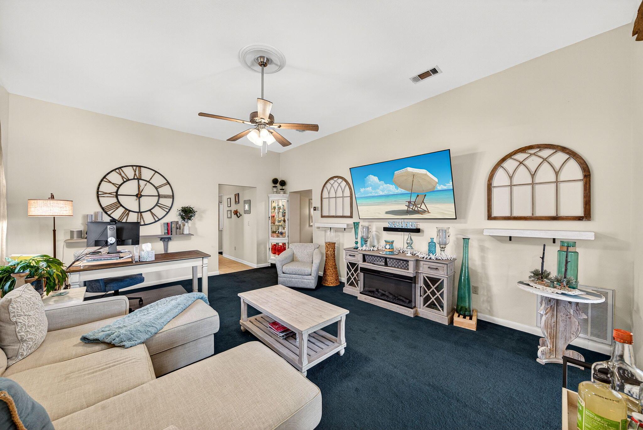 Image 4: Living Room