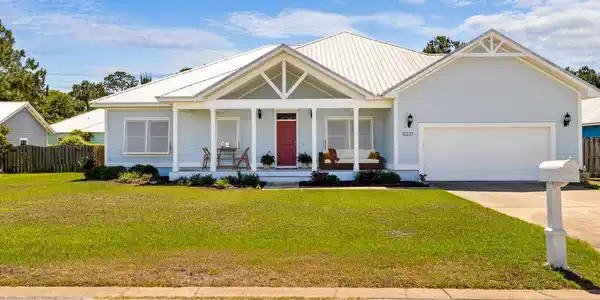 Image 2: Large Front Yard
