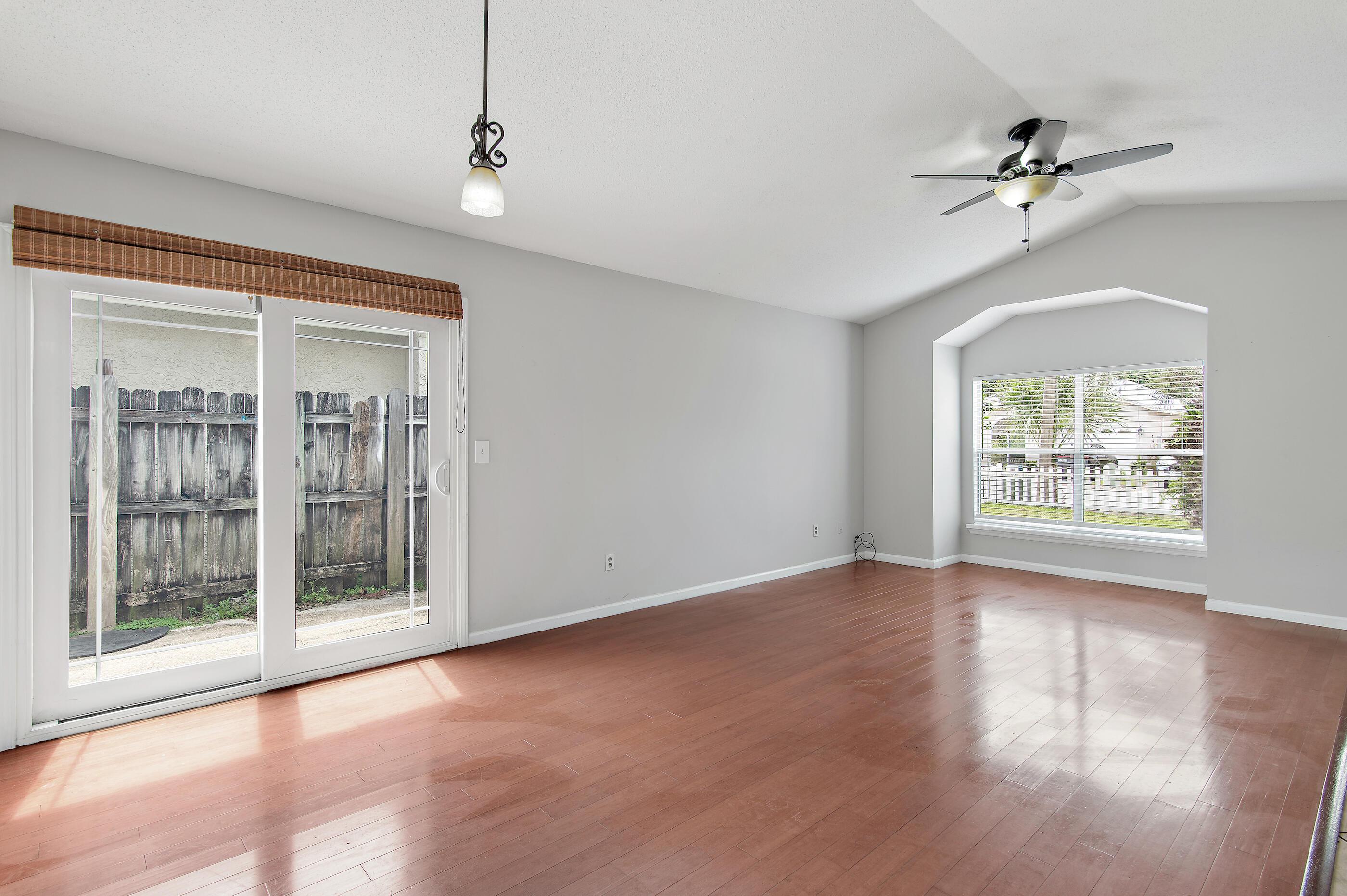 Image 4: Dining/living room