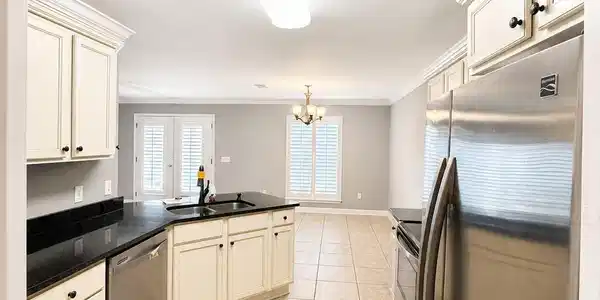 Image 4: kitchen