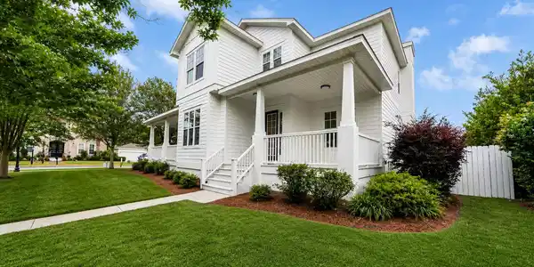 Image 2: 300 Coconut Grove Front 3