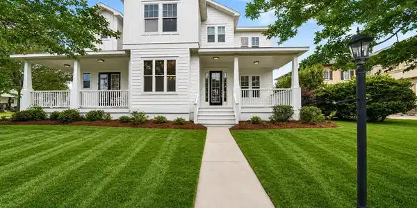 Image 4: 300 Coconut Grove Front 1