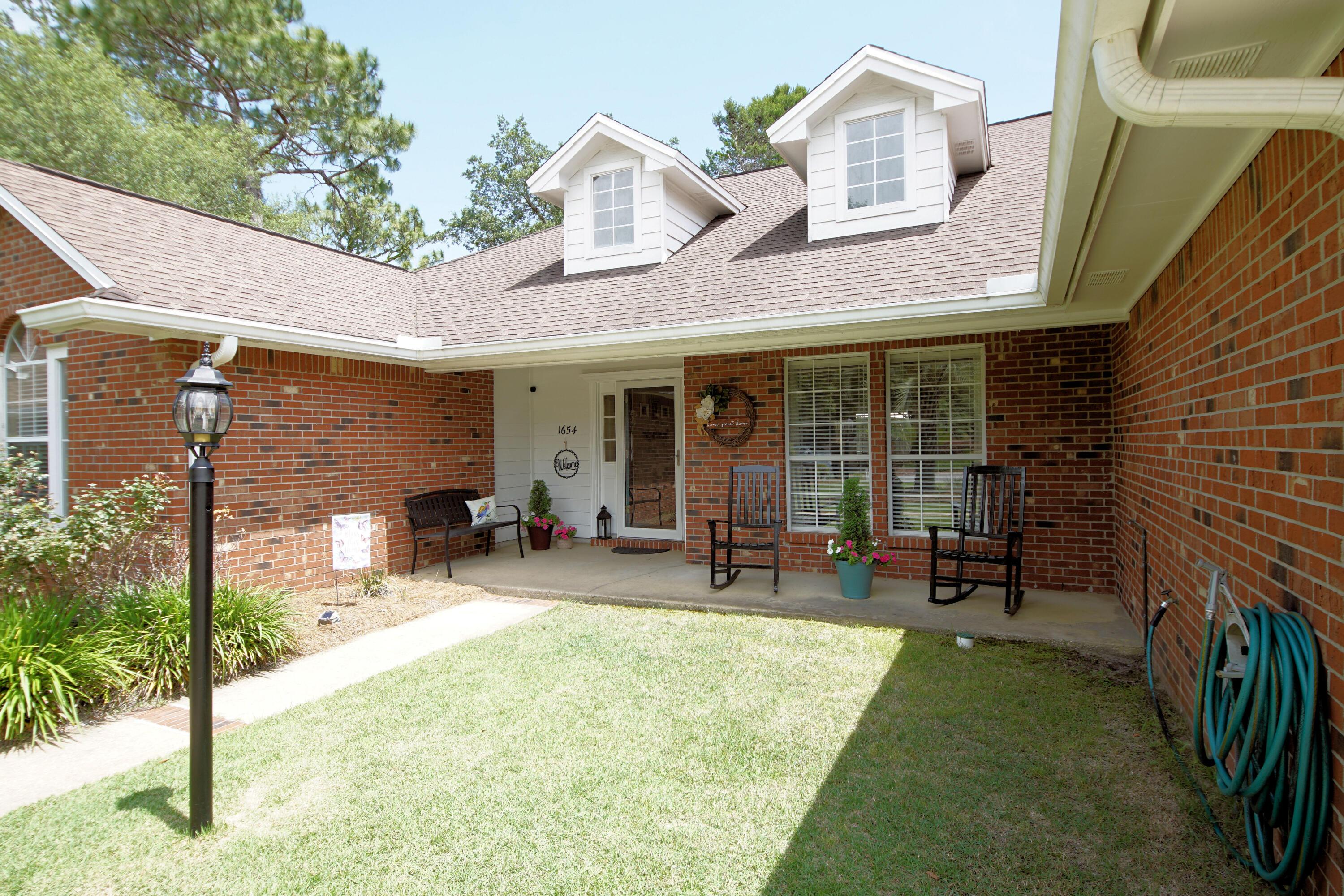 Image 3: 1654 Parkside Circle Front porch entry