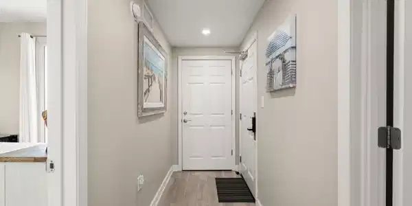 Image 3: 110-Entry Foyer