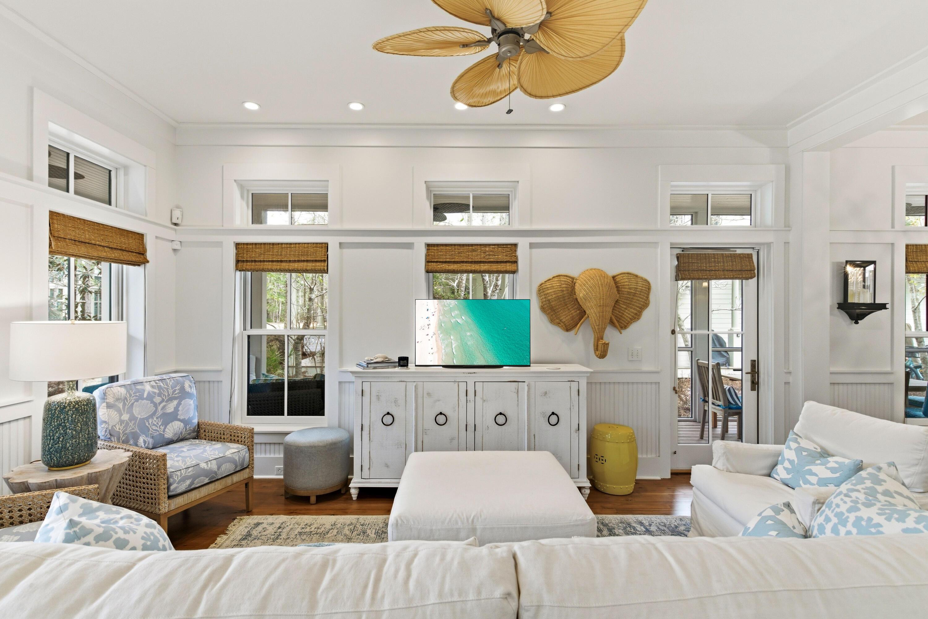 Image 4: Living Area