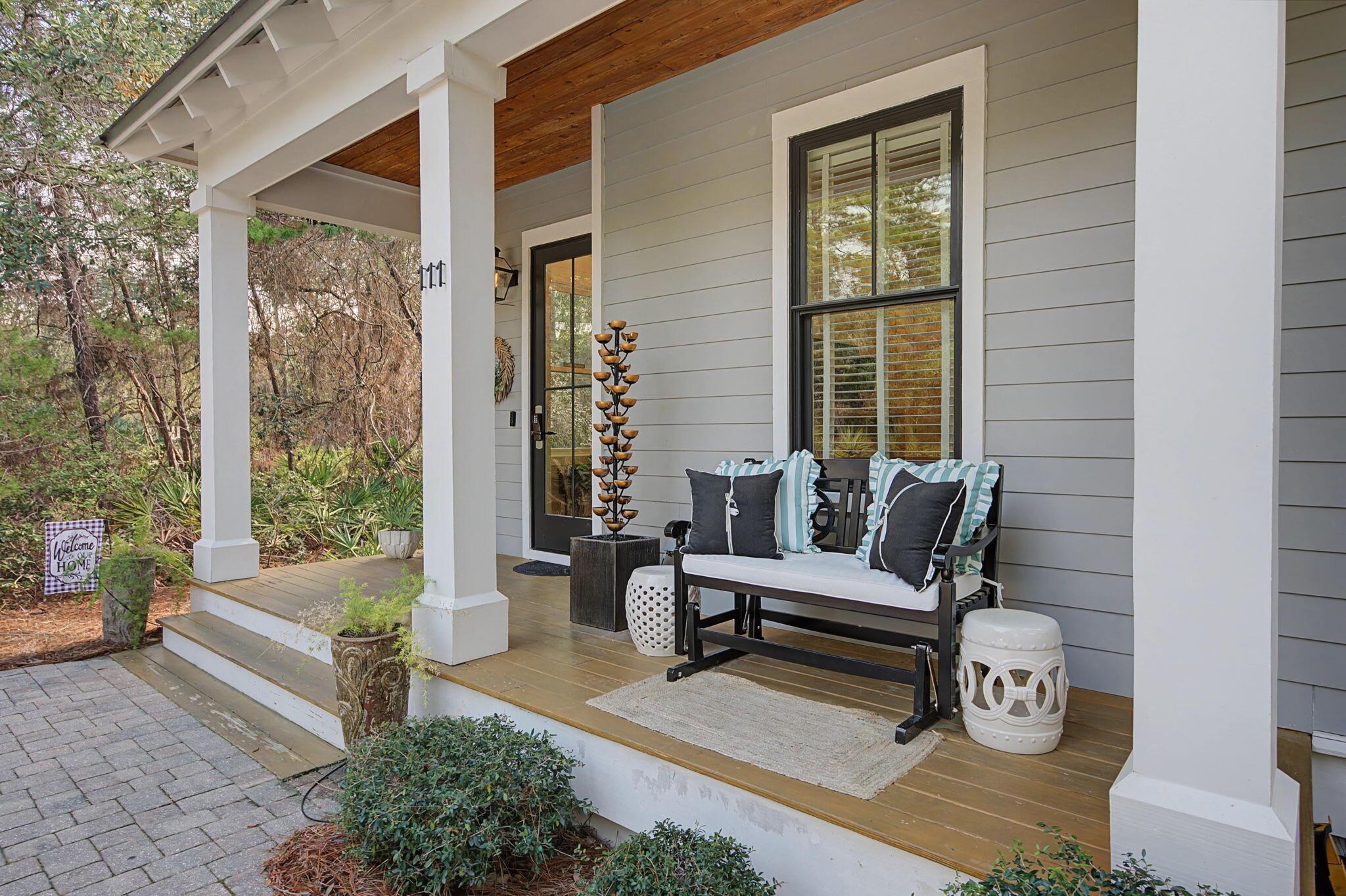 Image 4: lnviting Front Porch