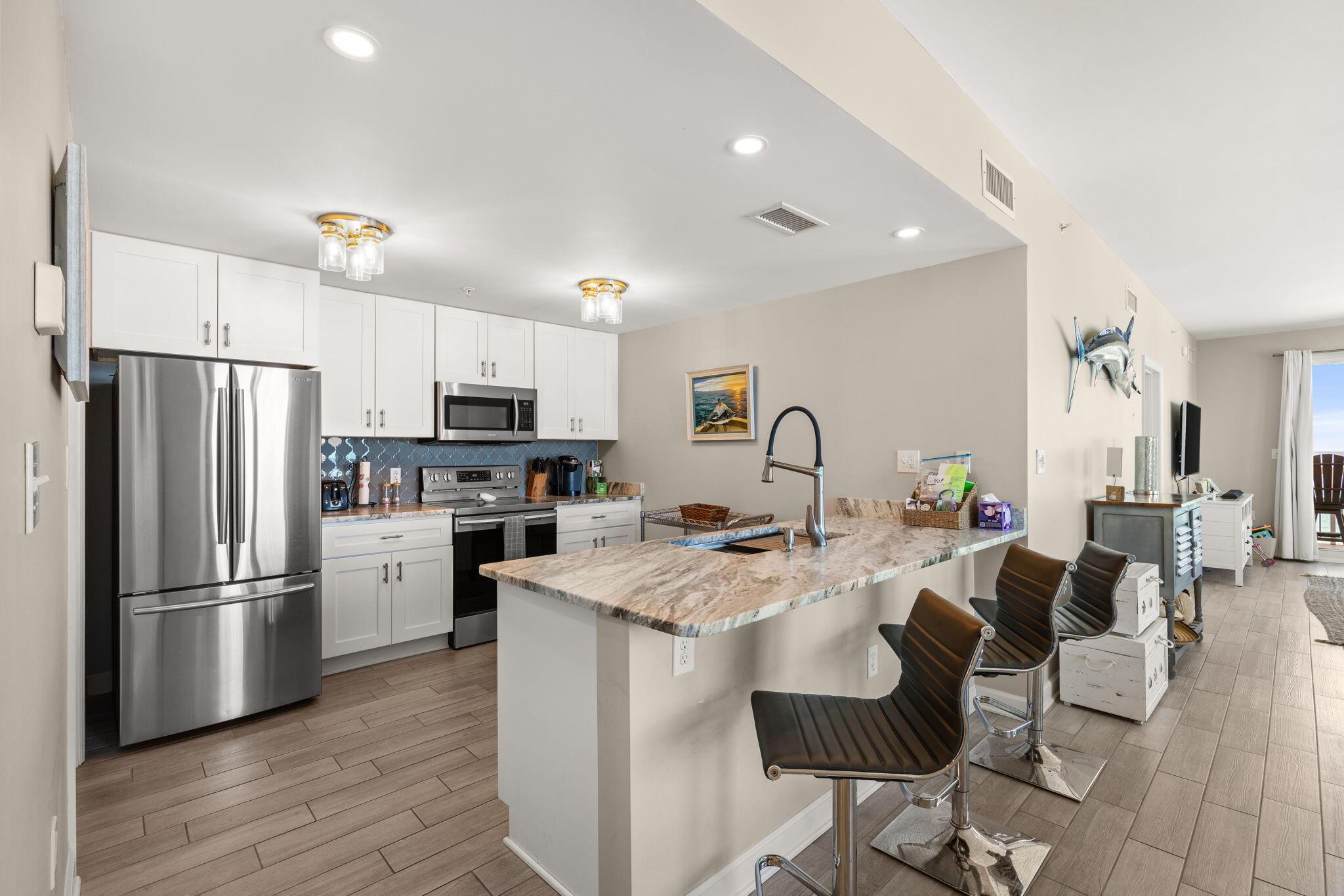 Image 4: 210-Kitchen + Quartz Countertop