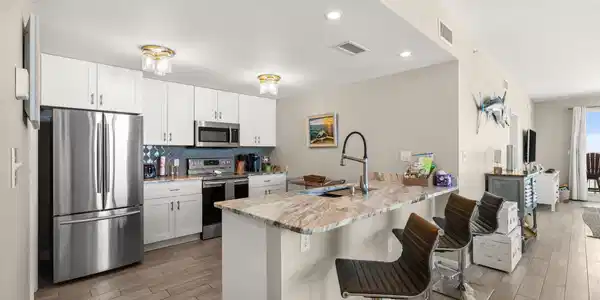 Image 4: 210-Kitchen + Quartz Countertop
