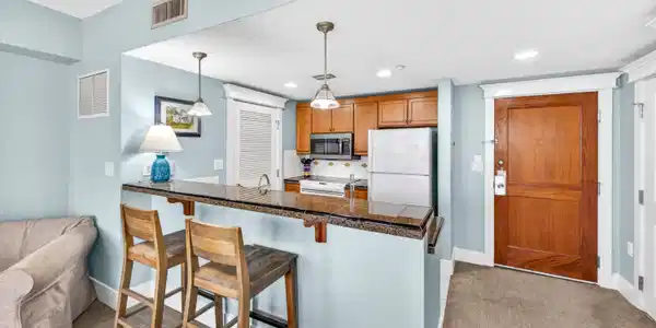 Image 3: Kitchen/Breakfast Bar