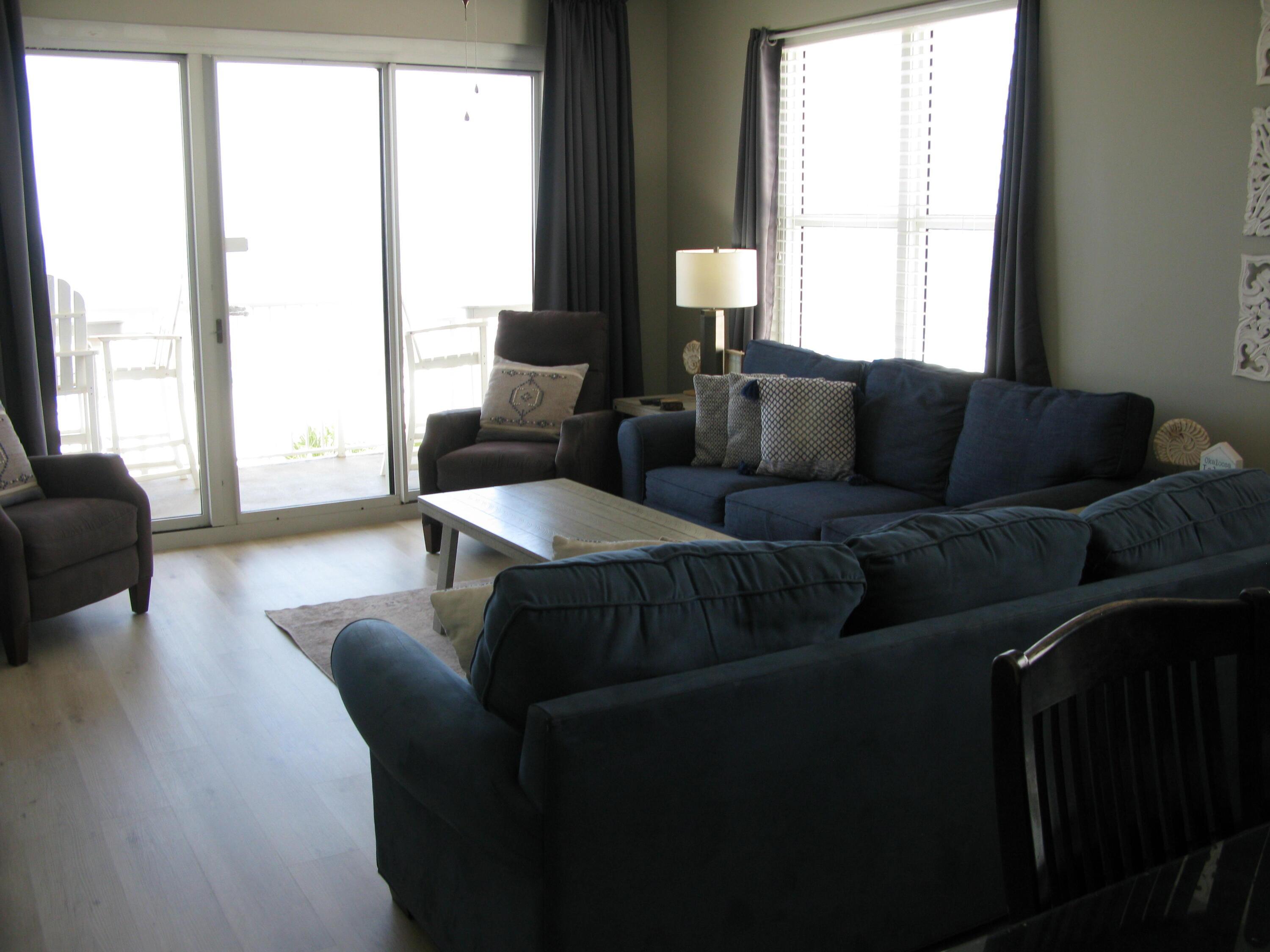 Image 4: Living Room
