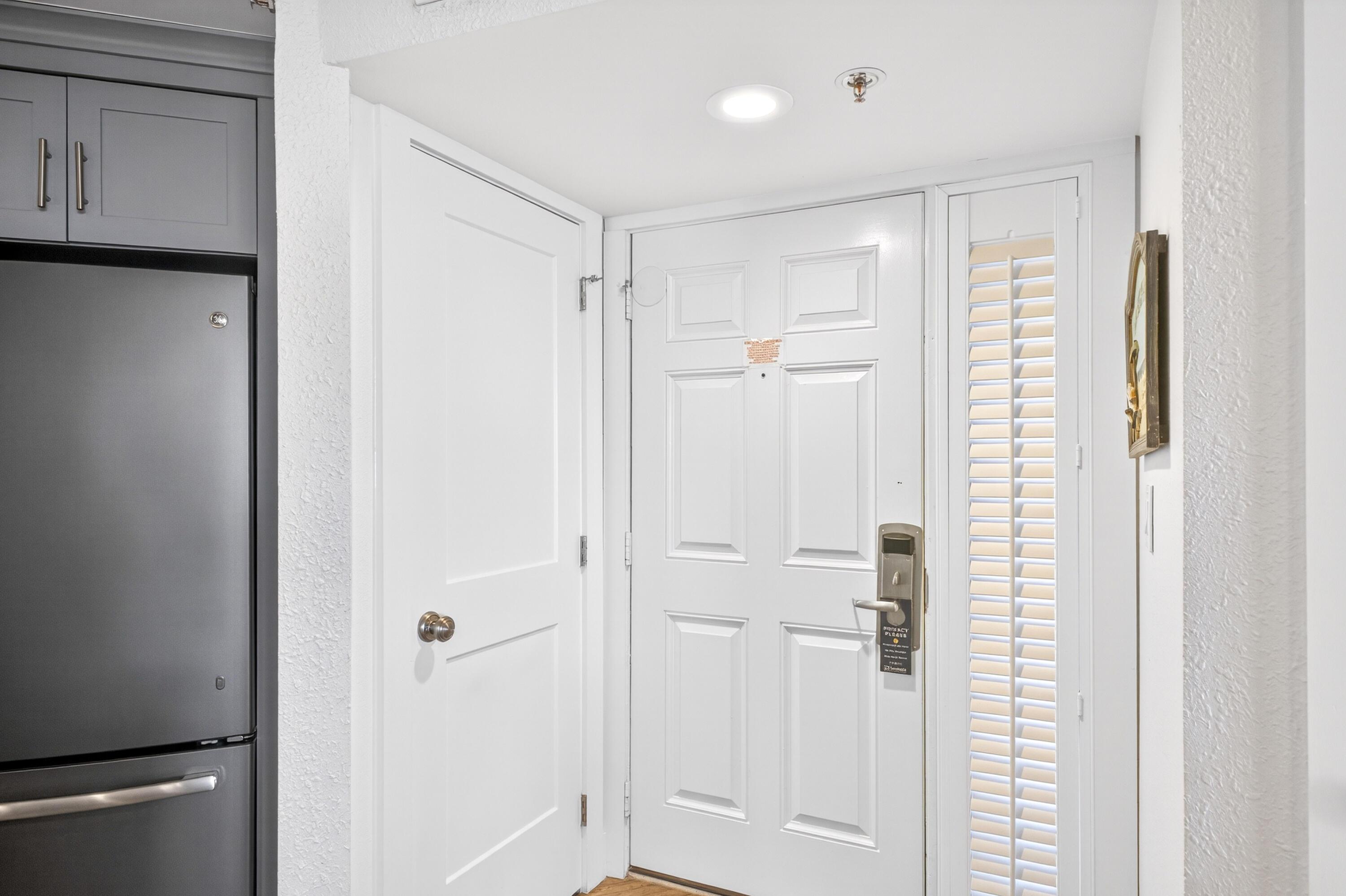 Image 4: Entryway