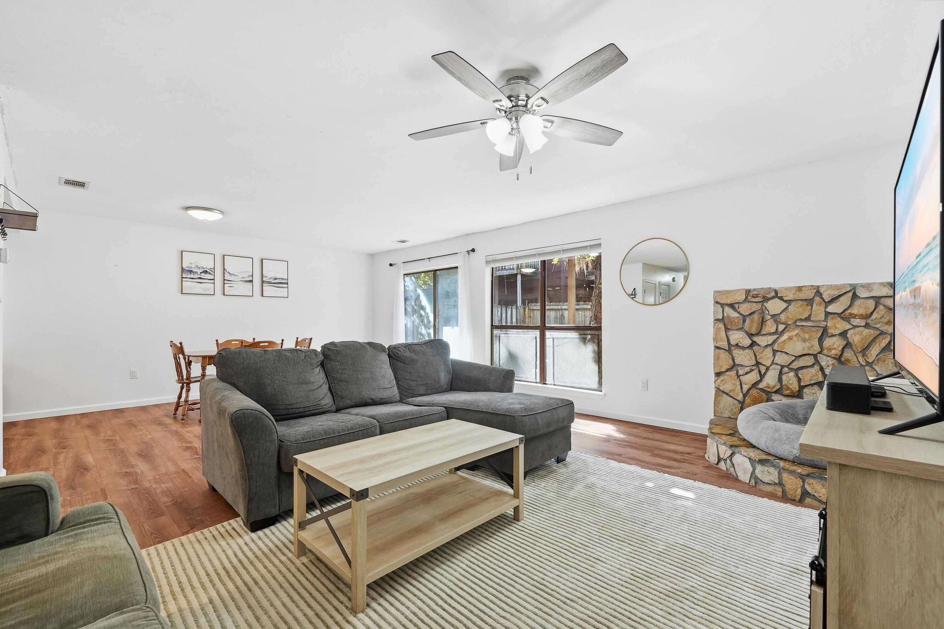 Image 3: 32 7th ave 129-20