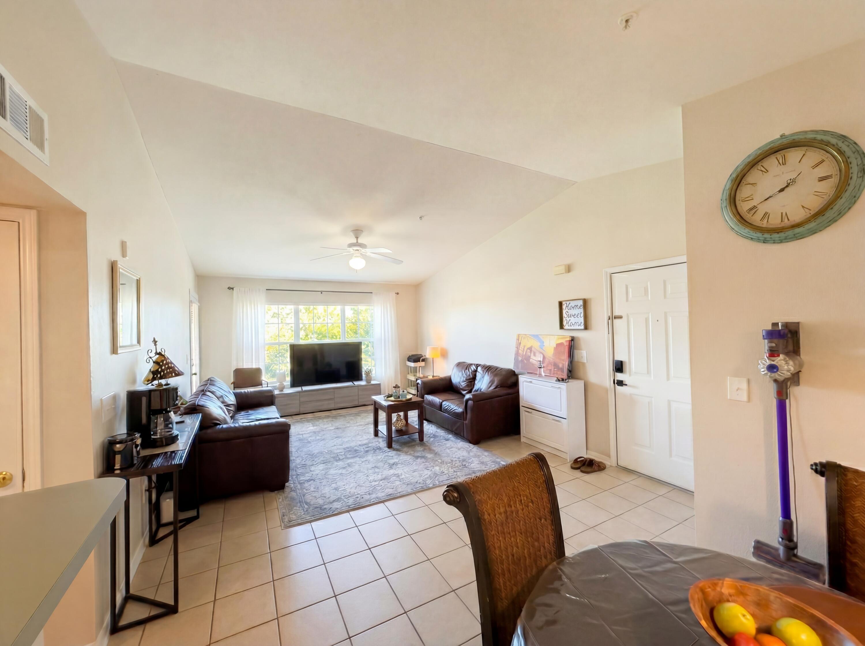 Image 4: Dining room
