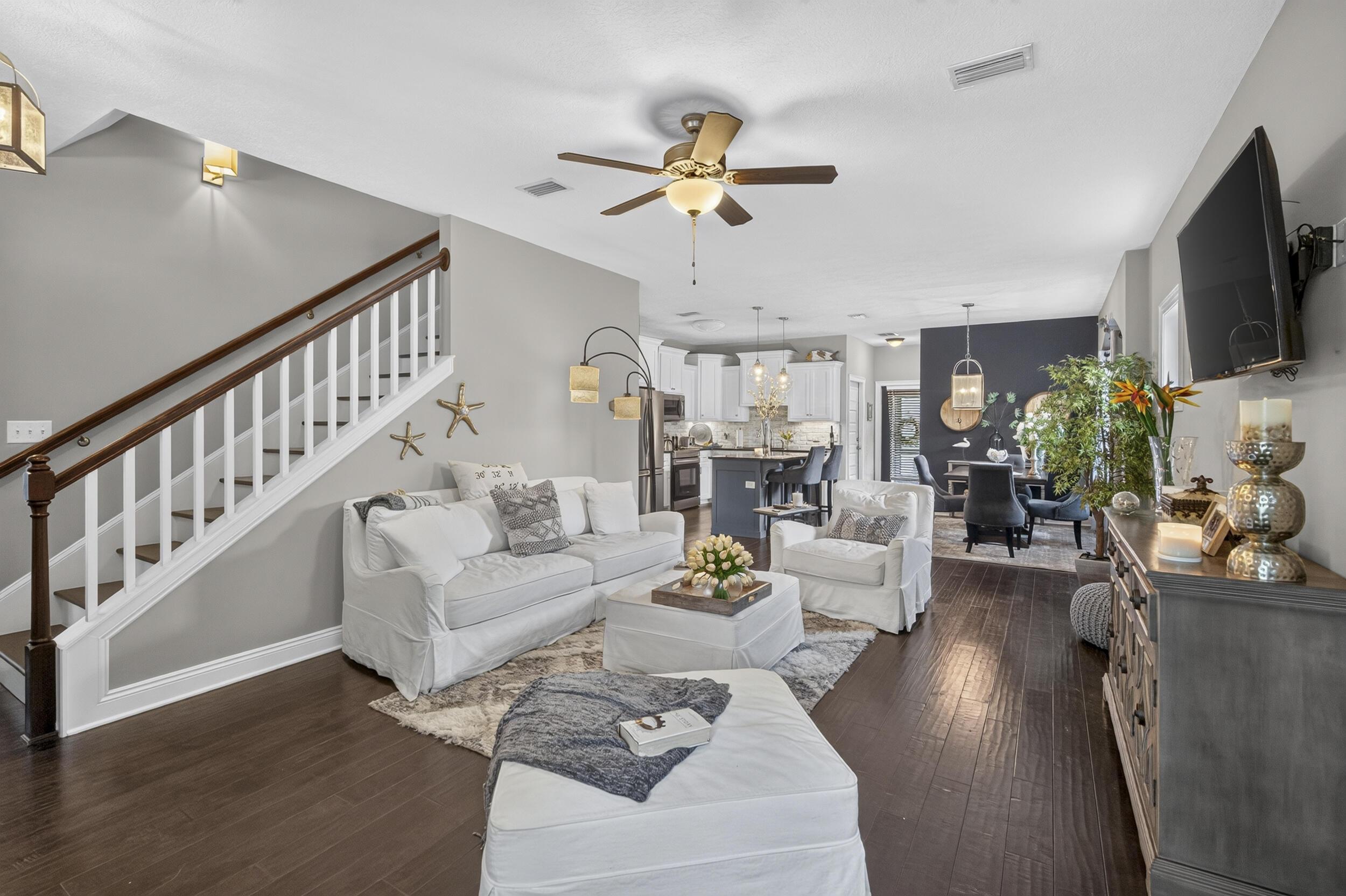 Image 4: Living Room