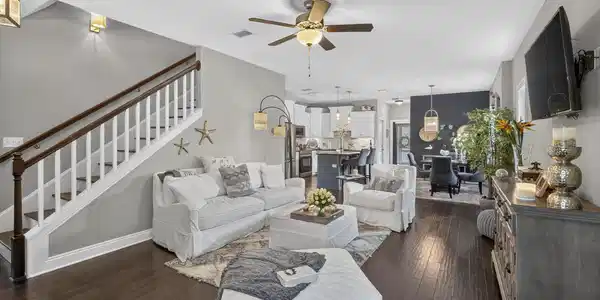 Image 4: Living Room
