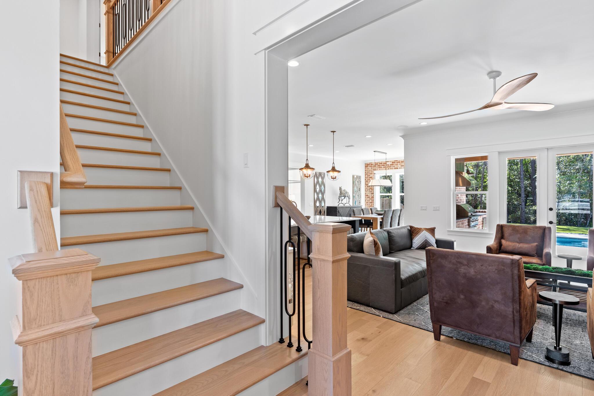 Image 4: 007 46 Shimmer Circle Entry to Living Ro