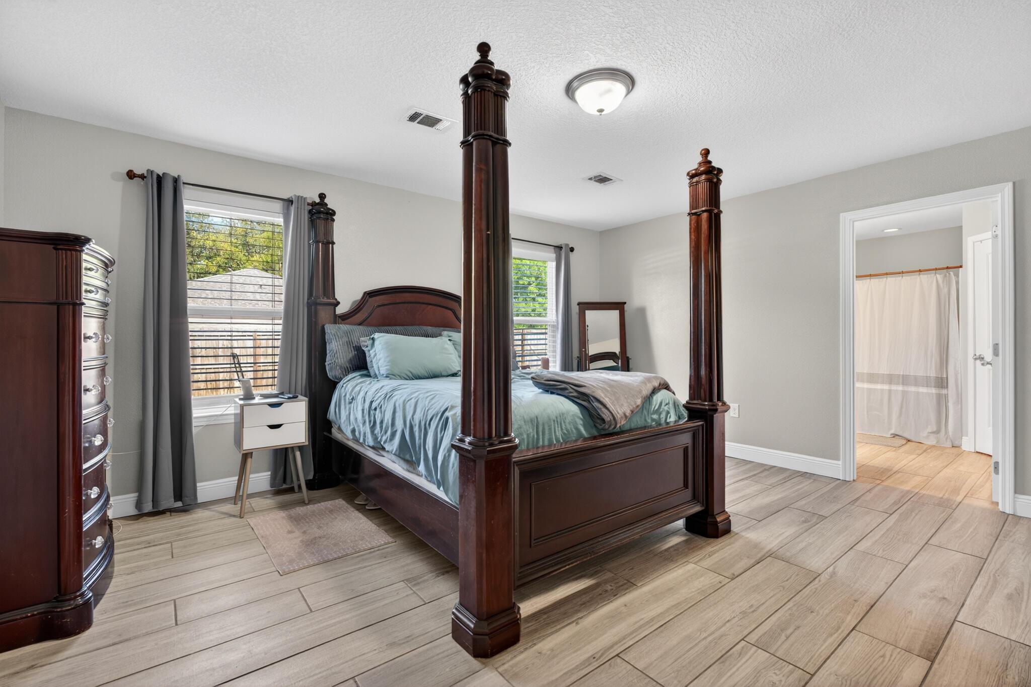Image 4: Master Bedroom