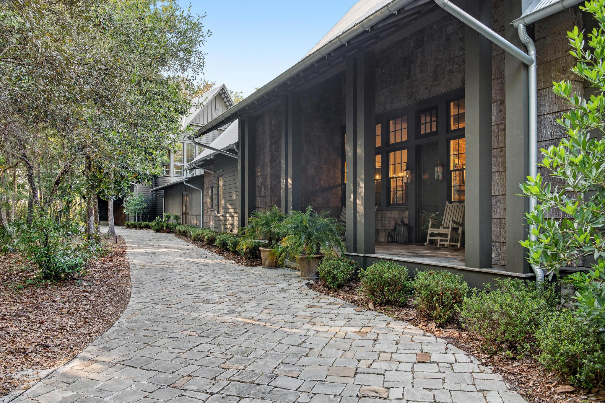 Image 4: Front entry