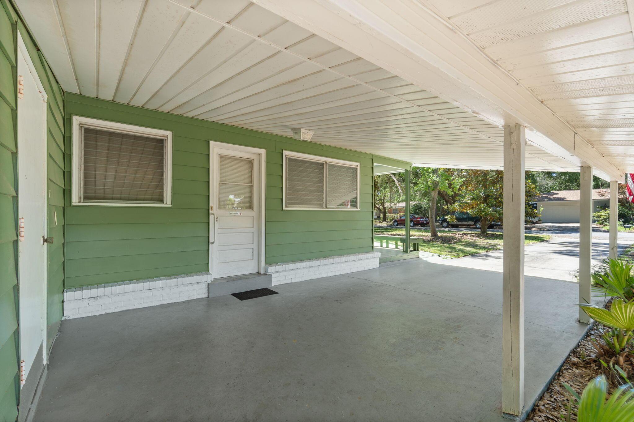 Image 2: Carport