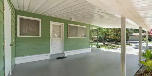 Image 2: Carport