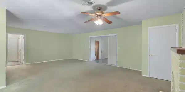 Image 4: Living Room