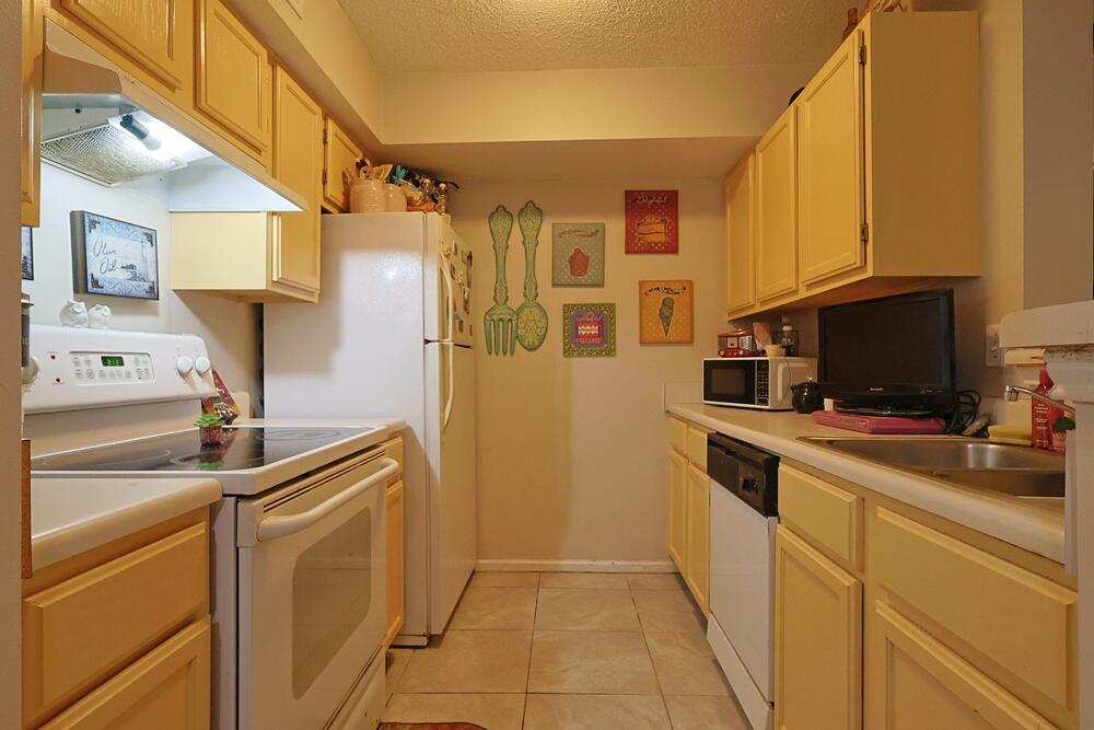 Image 3: Kitchen 1